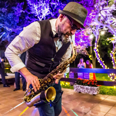 Contratar Saxofonista en Madrid para eventos. Show de Saxofon led, amenizaciones y eventos.