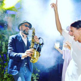 Contratar saxofonista para boda | ContratarArtistas.com