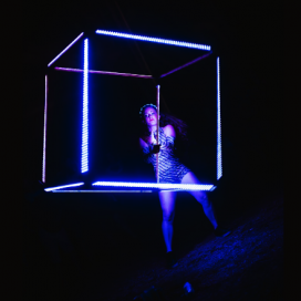 Acrobata cubo led | ContratarArtistas.com